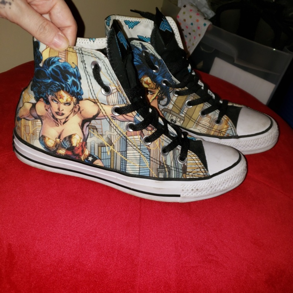 Wonder Woman converse
